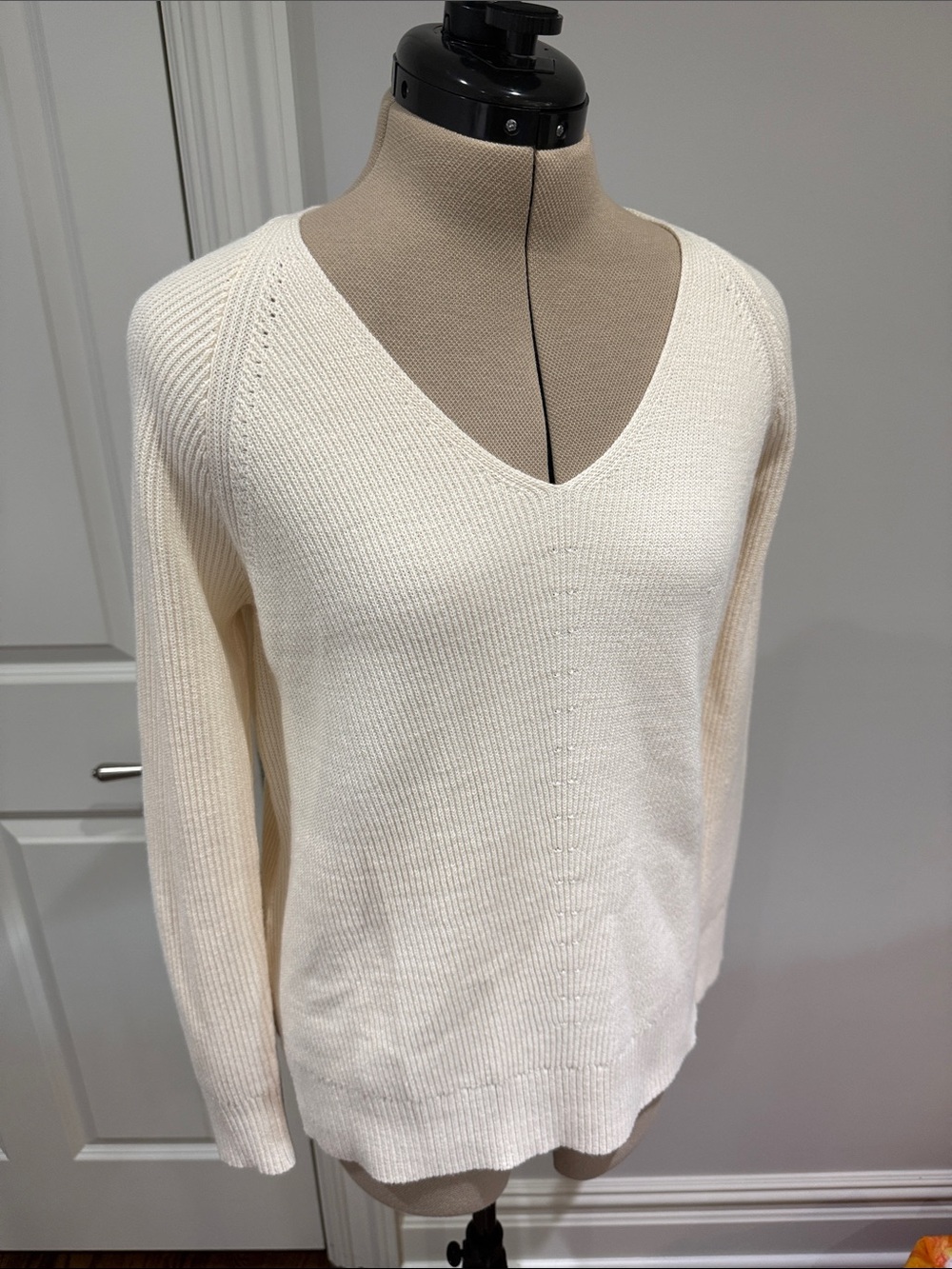 Athleta Light Cream V-Neck Knit Pullover Sweater XXS